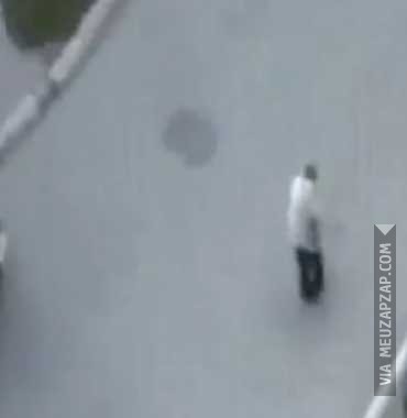 Homem tenta fugir da polícia - Vídeo  Engraçados para Redes Sociais