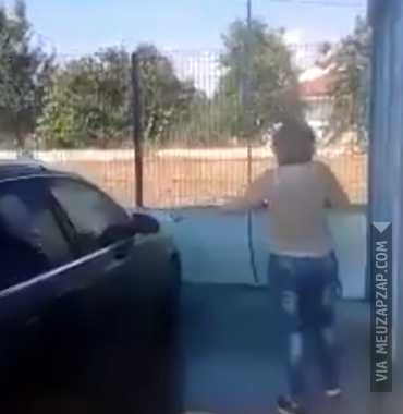 Diarista lavando carro - Vídeo  Engraçados para Redes Sociais