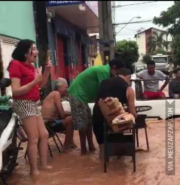 Nada vai atrapalhar o churrasco de fds - Vídeo Caiu na net para Redes Sociais