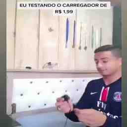  Eu usando o carregador do camelô  - Vídeo  Engraçados para Redes Sociais