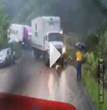 Salvo por um guarda-chuva  - Vídeo Caiu na net para Redes Sociais