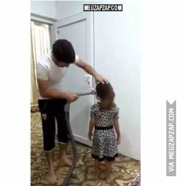 Pai arrumando filha - Vídeo  Engraçados para Redes Sociais