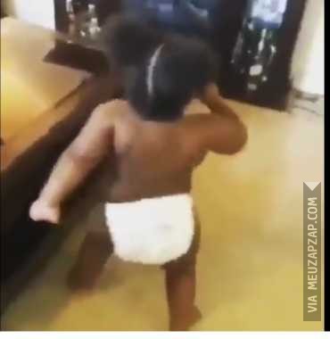 Até esse bebê dança melhor que eu - Vídeo  Engraçados para Redes Sociais